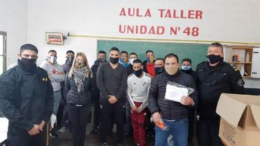 ENTREGA. Los reclusos y voluntarios que participaron en la fabricación de barbijos y camisolines..