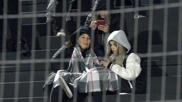 frazadita, bufanda y mate, los antidotos de los hinchas de real pilar contra el frio