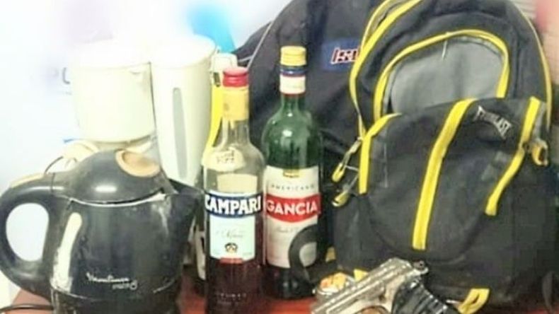 Los elementos incautados en las mochilas de los delincuentes. .