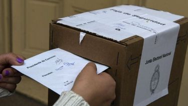A LAS URNAS. Este año se votará hasta tres veces, en las PASO, las generales y el bolotaje..