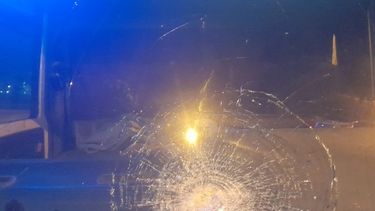 El camión terminó dañado por el ataque de los tira piedras en el ramal Campana de Panamericana.