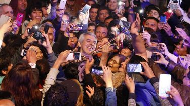 MEZCLADO. Peteco se bajó del escenario para cantar con la gente..