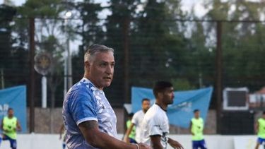 DT. Juan Steinbach prepara a Metalúrgico para el debut ante Belgrano.
