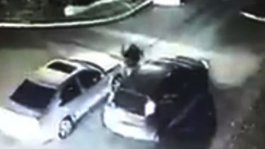El ladrón, en el medio de ambos autos..