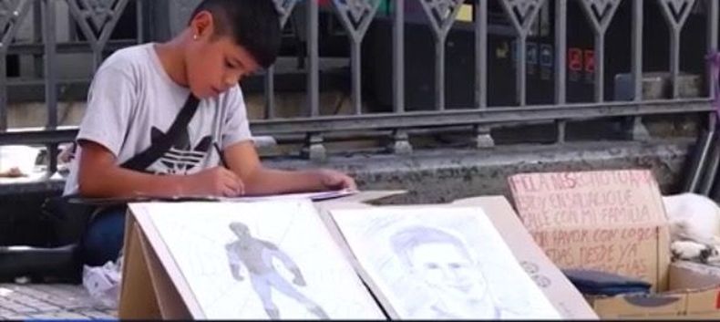 Walter vende sus dibujos y duerme en la calle todos los fines de semana.&nbsp;