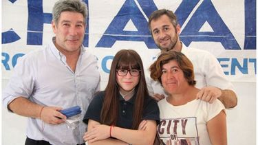 VISTA. Achával entregó anteojos con Pachu Peña. .