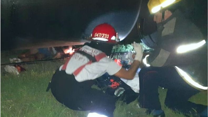 ARDUO. Los bomberos rescatan a la víctima. Murió en el hospital..
