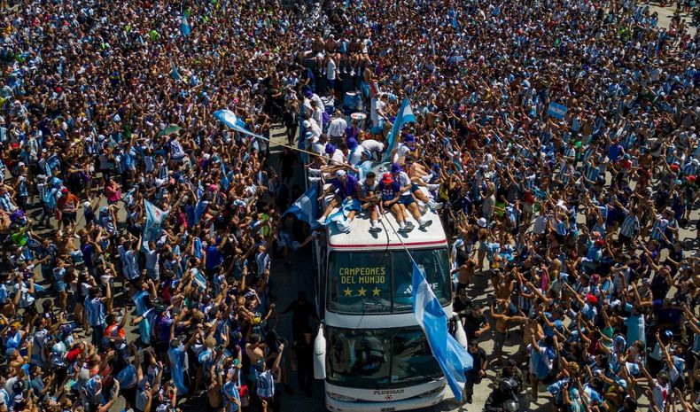 LOCURA. Una multitud recibió a la Selección Argentina en su vuelta de Qatar 2022.