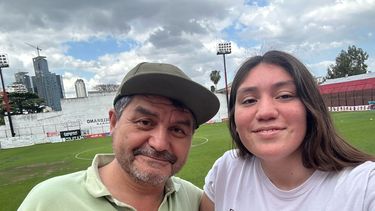 Olivia Décima junto a su papá, fanático de San Martín de Tucumán.