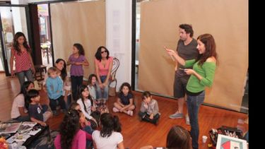 A pintar. Los artistas Natalia Colombo, Juan Chavetta y Paio Zuloaga dictaron ayer un taller gratuito de ilustración para chicos en la Galería de Arte Phos (local 118 del Shopping Torres del Sol, Kilómetro 50 de la Panamericana, Pilar)..