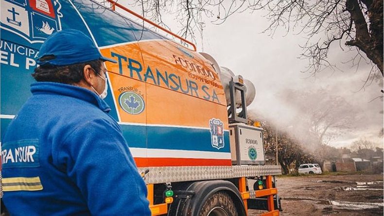 CUIDADOS. Una cuadrilla municipal desinfecta una zona de Derqui..