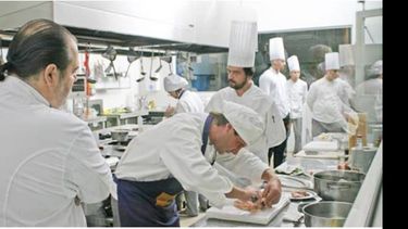 Guillermo Calabrese, al frente de una clase en su escuela de cocineros en Pilar..