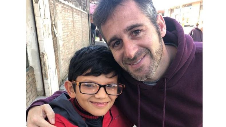 ABRAZO. Achával con Braian, en un momento emotivo de las recorridas..