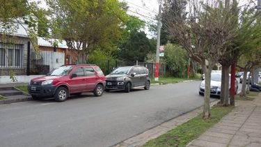 Le abrieron el auto y se llevaron hasta la batería