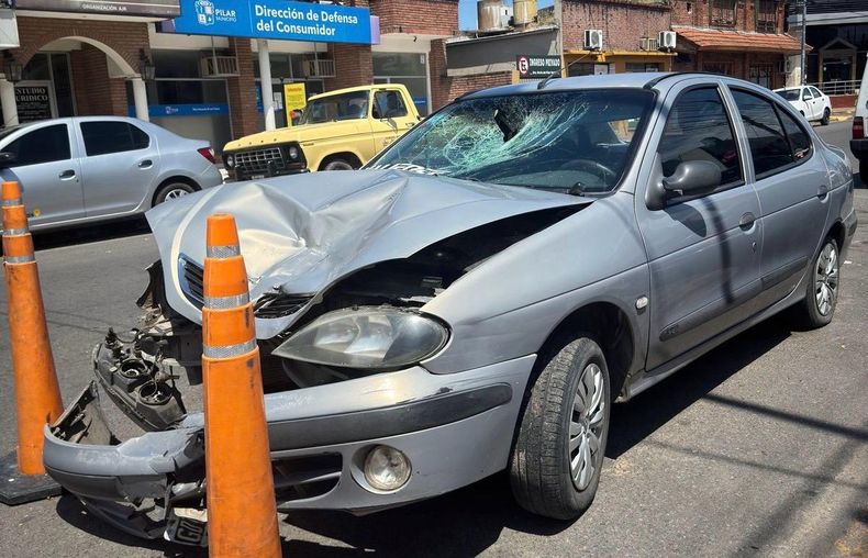 IMPACTO. Así quedó la parte delantera del auto tras embestir al motociclista.