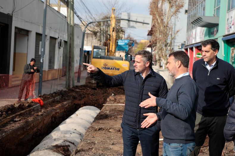 CAÑOS. Achával supervisa la obra en un tramo de la calle Ituzaingó, una zona clave para evitar anegamientos.&nbsp;