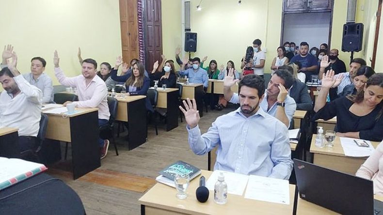 SERIOS. Los concejales votan en la primera sesión ordinaria del 2022..