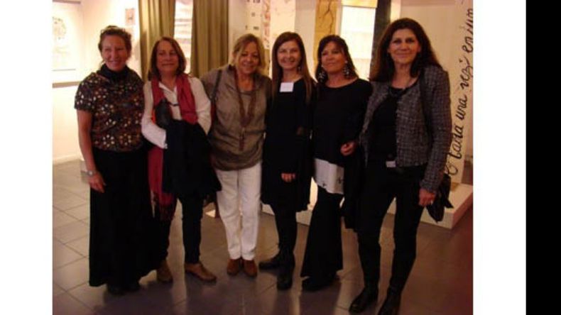 María Sauzet, Carmen Osuna, Carmen Mahfud, Cecilia Antolín Solache, María Claudia Defante y Lili Sánchez, durante la presentación del libro de artista, “Raíces”. Ahorá se dará a conocer en la próxima edición de BADA..