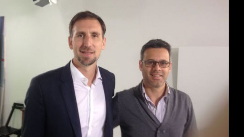 DOS POTENCIAS. El actor, director teatral y columnista de FM Plaza, Hernán Deluca, junto a José Pepe Sánchez. El base de la Generación Dorada estuvo en la escuela de negocios de la Austral para contar su experiencia sobre Bahía Basket, como modelo de managment y deporte..