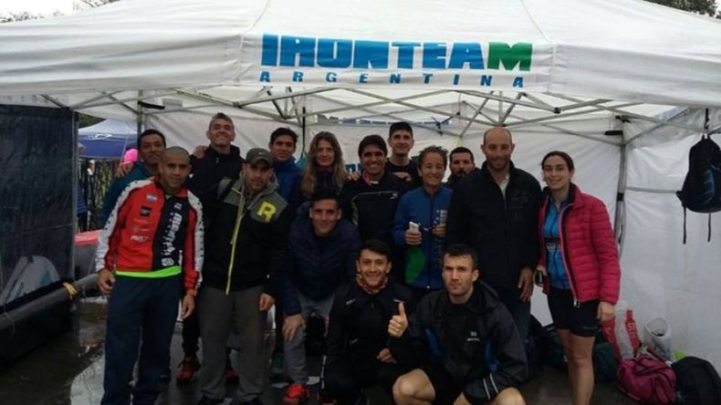 LISTOS. Los atletas del IronTeam, que compitieron en el Medio Maratón porteño..