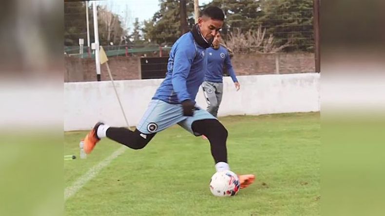 APUNTA. Miguel López prueba al arco durante la práctica en el estadio. (FOTO: PRENSA REAL PILAR)..