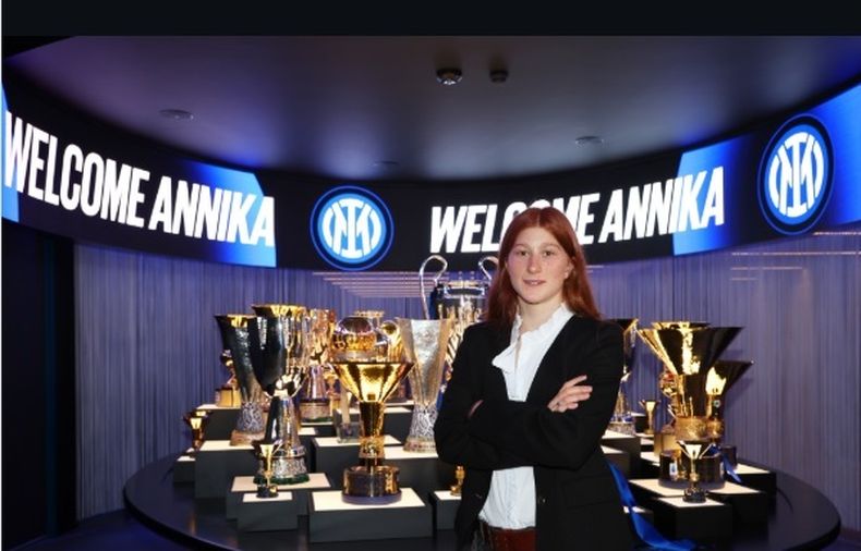TROFEOS. Annika Paz durante la presentación oficial en el club italiano.