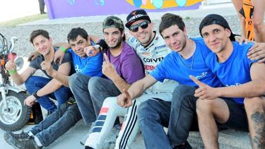 UNO. Rossi ganó la clasificación y lo celebró con los integrantes de su equipo..