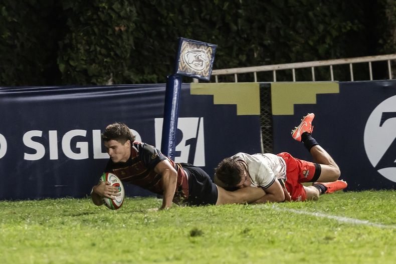 Santiago Pernas firma un gran try para Pampas ante Capibaras.