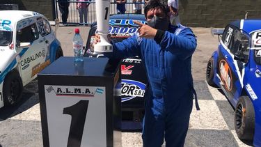 Lali Cordone con el 1 de la tercera fecha del TC 1100. Foto: Alma Prensa..