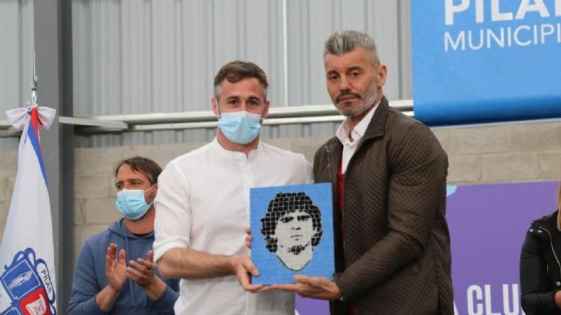 SIEMPRE DIEGO. Achával le entregó a Goycochea un retrato de Maradona. El nuevo club lleva el nombre del Diez. .