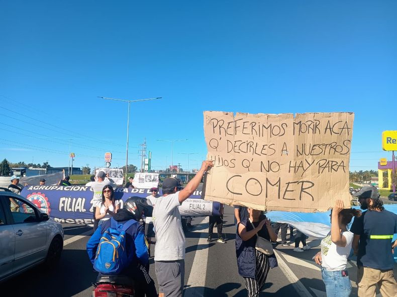 Trabajadores despedidos de ILVA realizaron un piquete en la Panamericana