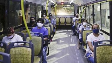 DE VUELTA. El Ministerio de Transporte recomienda usar barbijos..