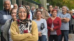 Cobran hoy los jubilados y pensionados de Anses con ingresos superiores a $70.938 y DNI terminado en 2 y 3. También cobran los AUE con terminación en 9.