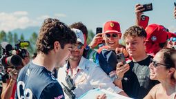 Colapinto y sus fans, una postal de cada carrera de la Fórmula 1. Colapinto y sus fans, una postal de cada carrera de la Fórmula 1.
