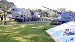 LA NAVE EN PILAR. Tiene 30 metros de largo por 7 de ancho..