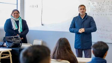 RECORRIDA. Tras el plan de obras, Achával recibió a los alumnos y docentes.
