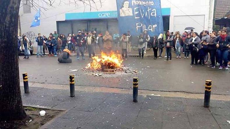HOGUERA Y PROTESTA. La manifestación se extendió por más de una hora..