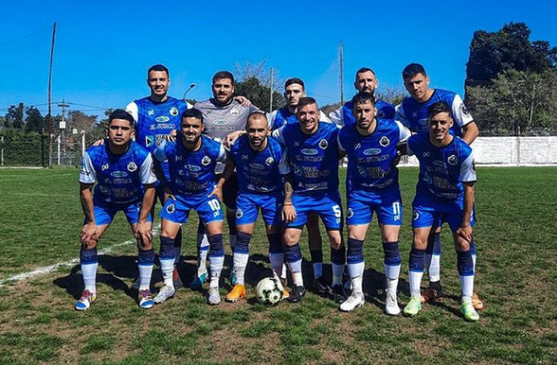PUNTEROS. El once de La Fraternidad que ganó en la cancha de Malvinas.