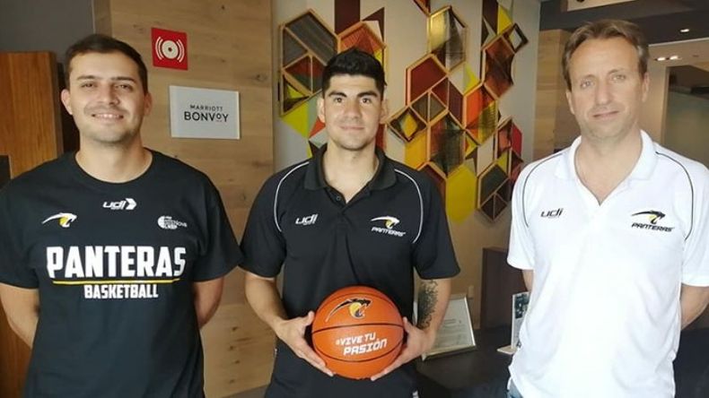 TRÍO. Renzetti con la remera de Panteras, junto a Jonathan Machuca y Sebastián Ginóbili..