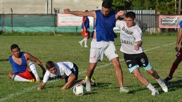 LUCHA. Nazareno Stubbe (Sportivo) forcejea con un jugador de Belgrano..