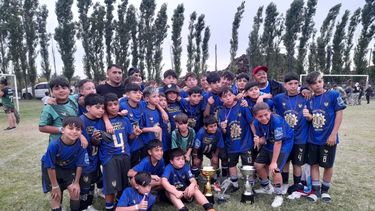 CAMPEONES. Los chicos de la 2013 y 2015 de Metalúrgico posan con las copas. CAMPEONES. Los chicos de la 2013 y 2015 de Metalúrgico posan con las copas.