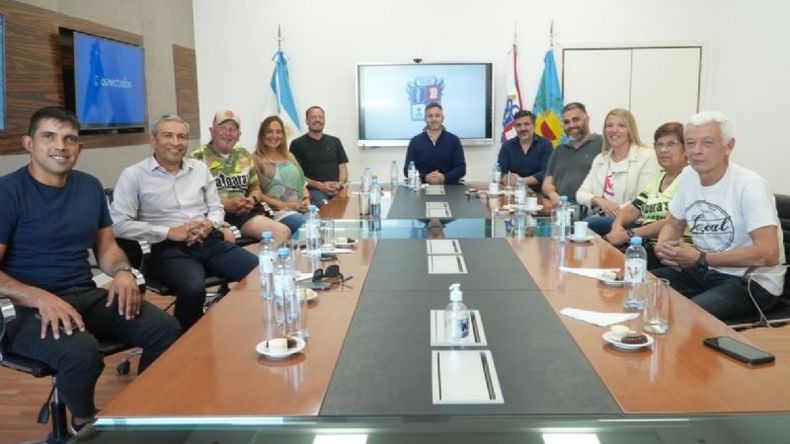 LANZAMIENTO. Achával recibió a Scipa y atletas de Pilar para lanzar la competencia. .