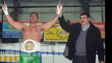 Diego Merlo con el cinturón Latino, y el presidente del Club Unión, Omar Carlotto..
