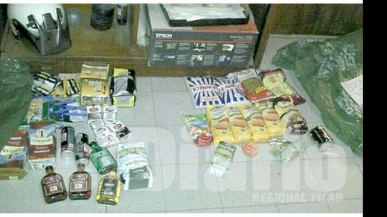 Parte de la mercadería robada y recuperada por la policía..