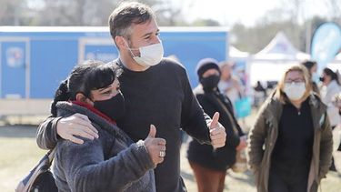 PULGAR ARRIBA. Achával recorrió el operativo y dialogó con los vecinos. .