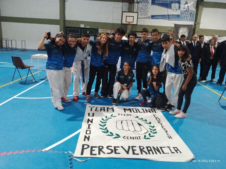 Team Molina y su bandera en el certamen de Los Hornos.