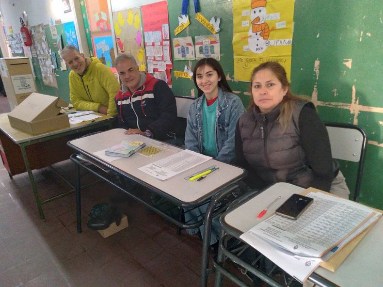 Una de las tantas mesas habilitadas en Pilar para votar este domingo.