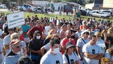 RECHAZO. Los vecinos se movilizaron hasta la puerta de las empresas..