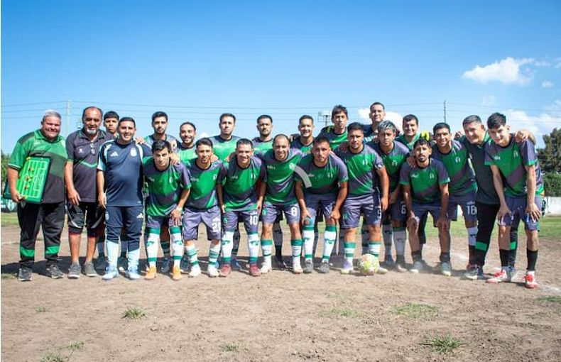 PLANTEL. Los jugadores de Falucho, tras el triunfo en la cancha de La Sonia.