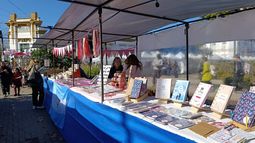 La feria de artesanos funciona todos los viernes y sábados entre las 10 y las 19. La feria de artesanos funciona todos los viernes y sábados entre las 10 y las 19.